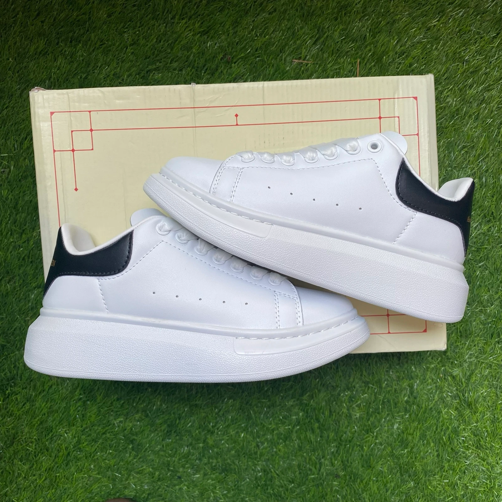 Alexander McQueen Oversized White and Black | Size 36 | New | With Box – photo 5